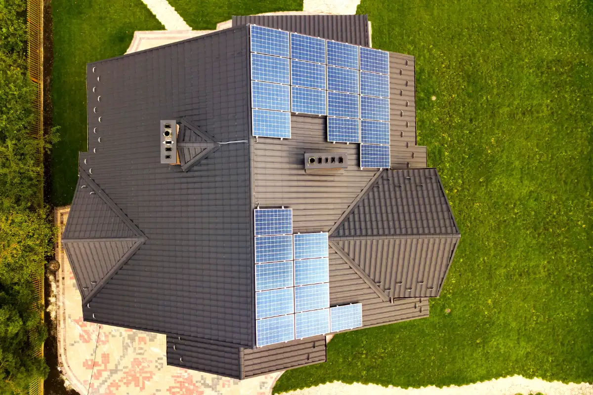 Fotowoltaika na dachu. Staleo Energy zajmuje się kompleksowym montażem konstrukcji fotowoltaicznych.