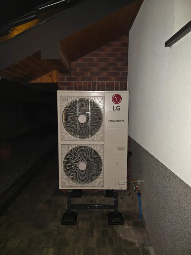 Instalacja pompy ciepła w domu klienta. Staleo Energy montuje urządzenia OZE w kórniku i całym województwie Wielkopolskim. Realizacja nr 3