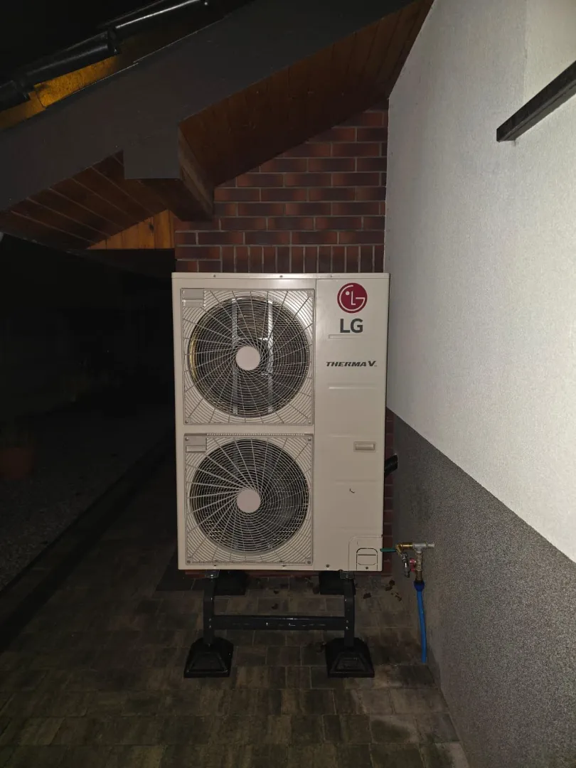 Instalacja pompy ciepła w domu klienta. Staleo Energy montuje urządzenia OZE w kórniku i całym województwie Wielkopolskim. Realizacja nr 3