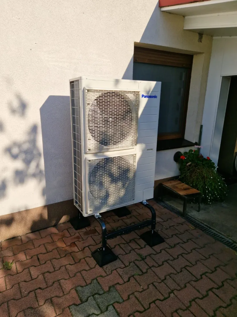 Instalacja pompy ciepła w domu klienta. Staleo Energy montuje urządzenia OZE w kórniku i całym województwie Wielkopolskim. Realizacja nr 4