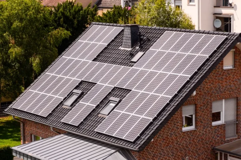 Instalacja fotowoltaiczna na dachu. Staleo Energy sprzedaje Fotowoltaikę w całej wielkopolsce.