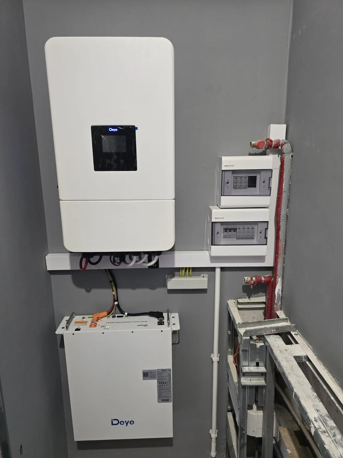 Magazyn energii zainstalowany w domu jednorodzinnym przez Staleo Energy.