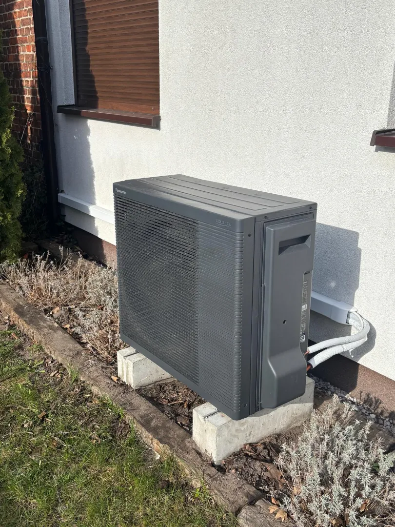 Instalacja pompy ciepła w domu klienta. Staleo Energy montuje urządzenia OZE w kórniku i całym województwie Wielkopolskim. Realizacja nr 2