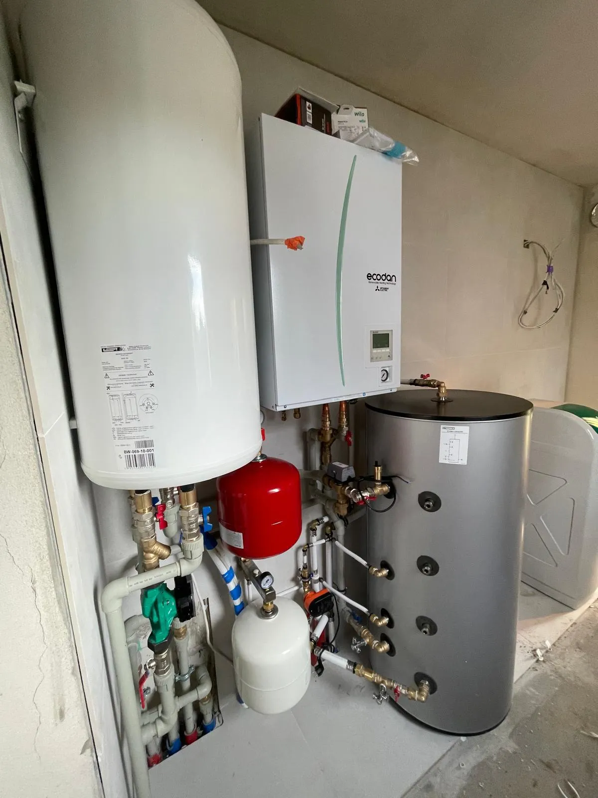 Instalacja pompy ciepła w domu klienta. Staleo Energy montuje urządzenia OZE w kórniku i całym województwie Wielkopolskim. Realizacja nr 1