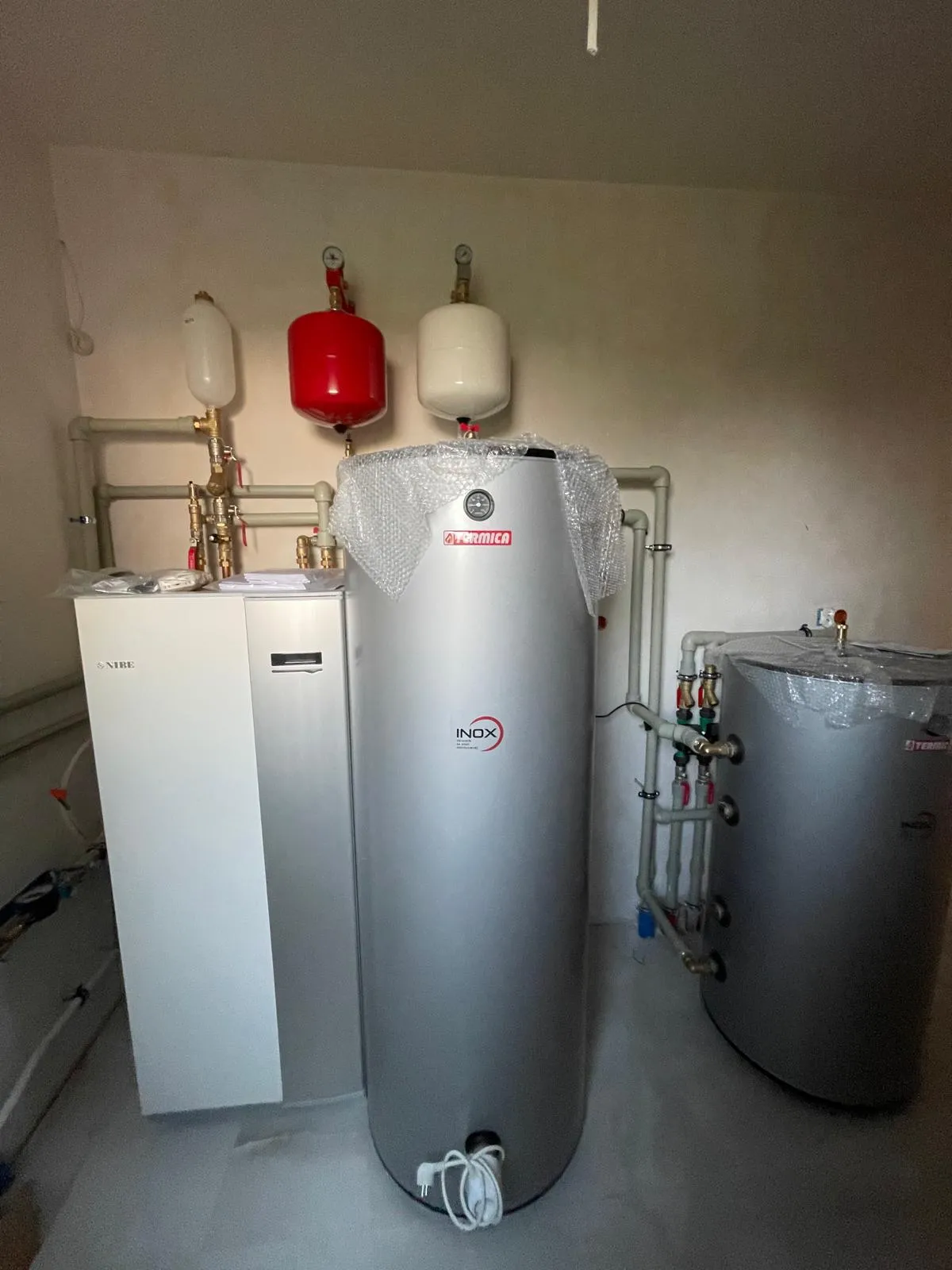 Instalacja pompy ciepła w domu klienta. Staleo Energy montuje urządzenia OZE w kórniku i całym województwie Wielkopolskim. Realizacja nr 7