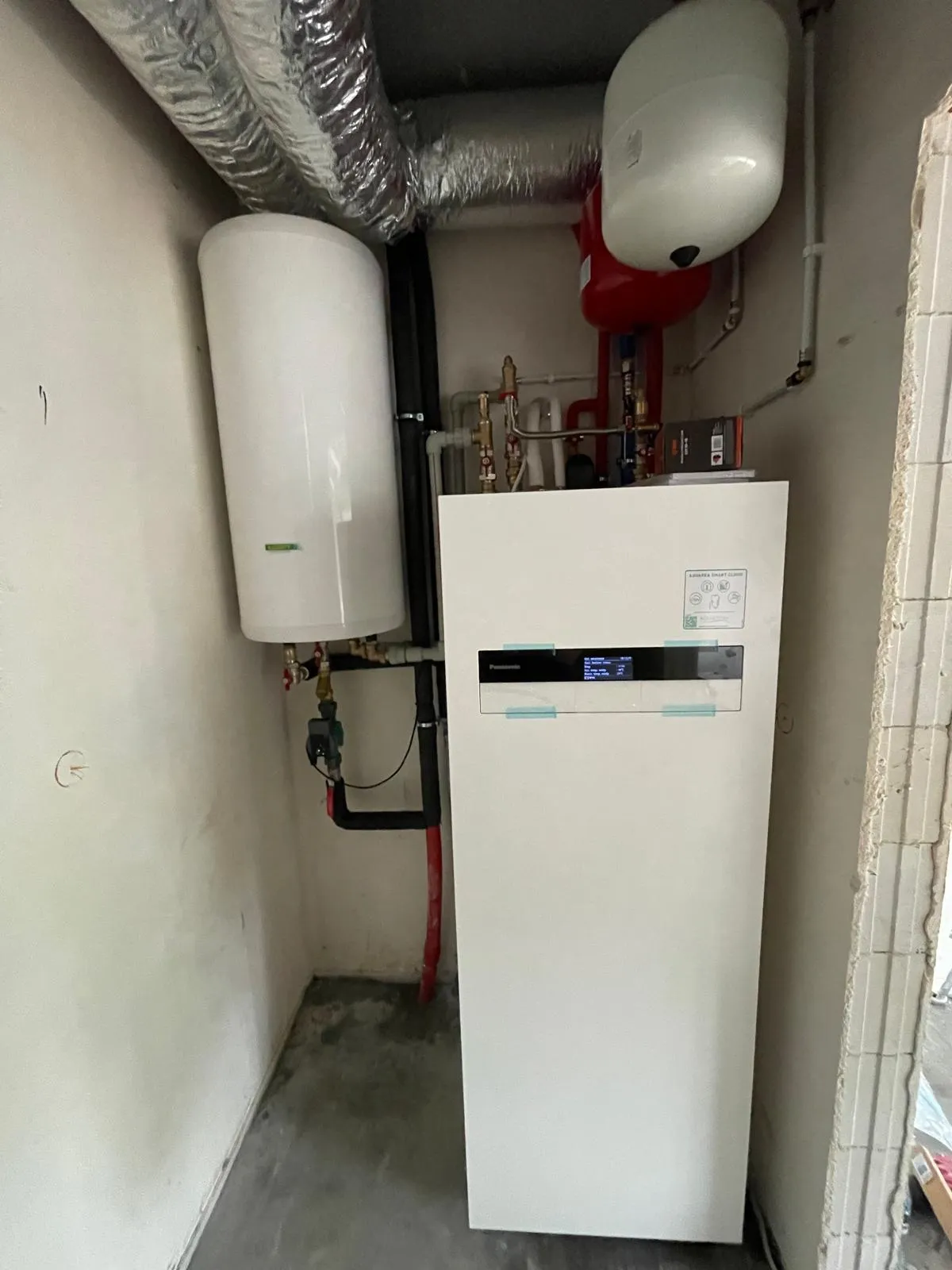 Instalacja pompy ciepła w domu klienta. Staleo Energy montuje urządzenia OZE w kórniku i całym województwie Wielkopolskim. Realizacja nr 6