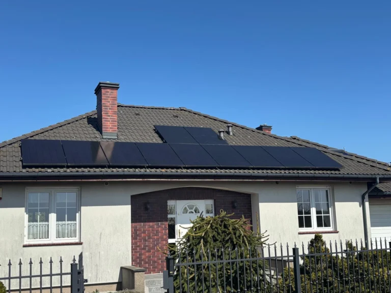 Instalacja fotowoltaiczna na dachu budynku jednorodzinnego – Staleo Energy