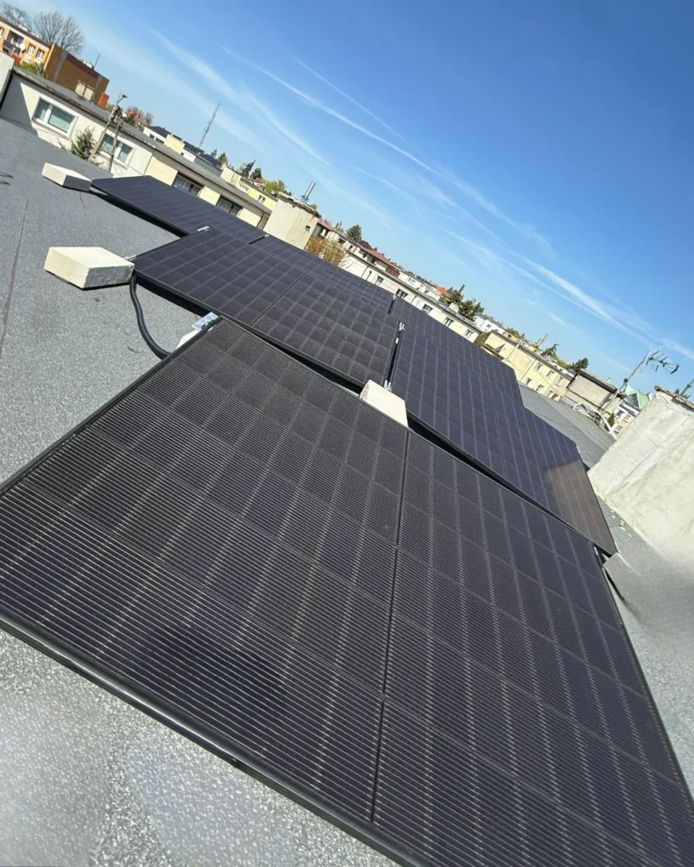 Instalacja fotowoltaiczna na dachu płaskim zrealizowana przez Staleo Energy